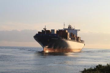 Maersk deixa de embarcar 220 contêineres por navio devido ao assoreamento em Santos