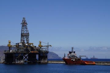 Alta da maré fecha o canal do Porto de Santos e provoca restrições na travessia de balsas