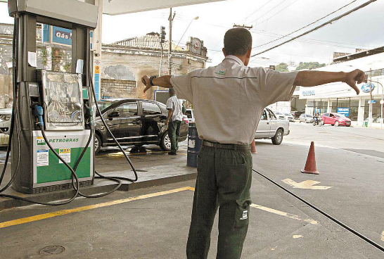 Procura por gasolina lota postos nas cidades