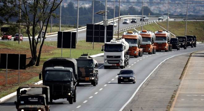 Após aceno do governo, paralisação dos caminhoneiros segue pelo 8º dia