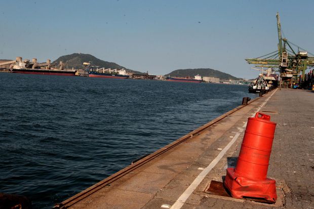 Codesp retira obstáculo encontrado no canal de navegação