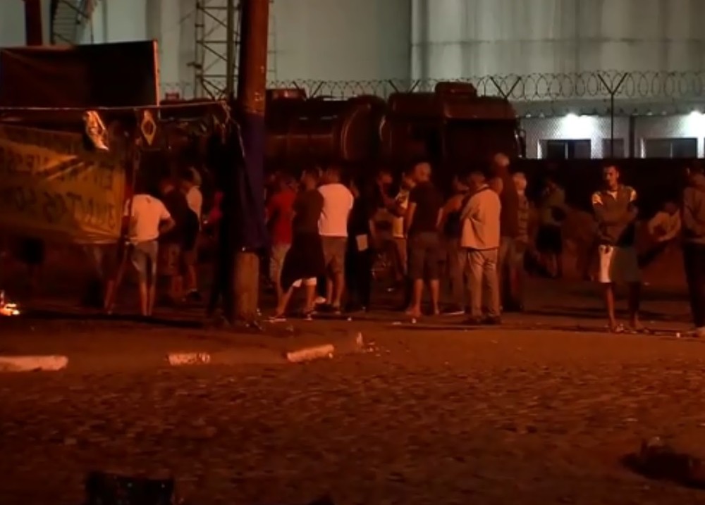 Caminhoneiros mantêm vigília nos acessos ao Porto de Santos, SP