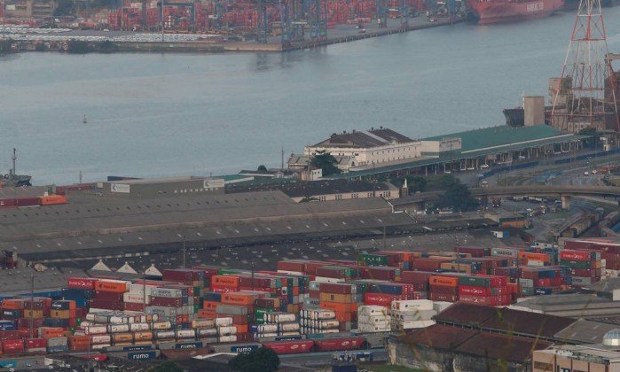 Greve dos caminhoneiros trava funcionamento do porto de Santos