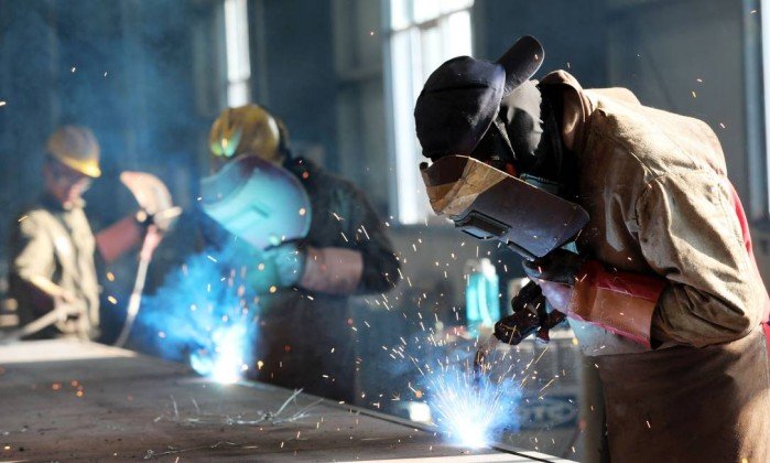 Indústria brasileira sofre com taxas altas para importar serviços