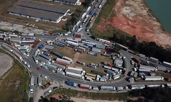 Apesar de redução de preço por Petrobras, greve de caminhoneiros tem 4º dia de protestos com fila nos postos e bloqueios