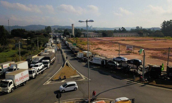 No 9º dia de bloqueios, caminhoneiros mantêm protestos em ao menos 17 estados e DF
