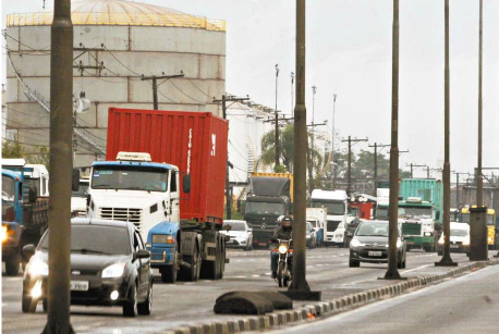 Maioria dos contêineres continua represada no cais