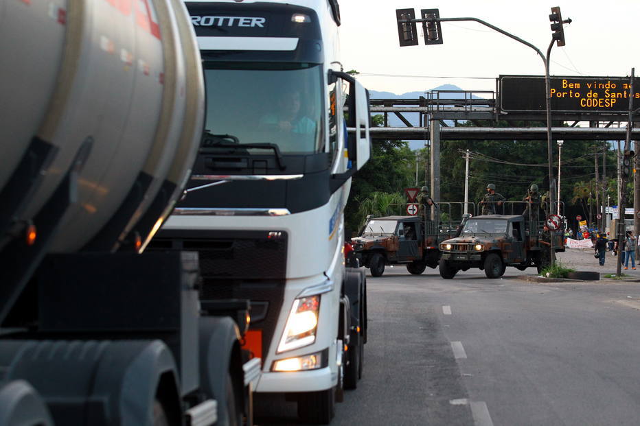 Caminhoneiros aceitam acordo do governo de SP e encerram greve no Porto de Santos