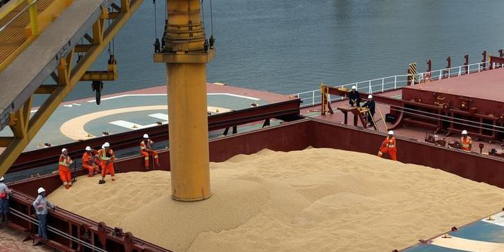 Fila de navios para embarcar soja no Brasil cresce 60% com protestos e tabela de fretes