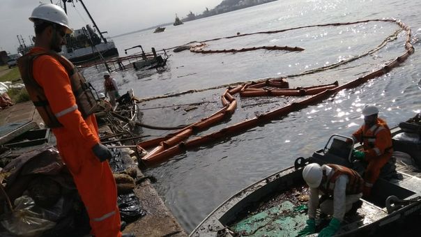 Codesp terá de retirar destroços de navios do canal