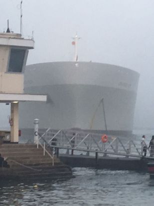 Com neblina, navio perde controle e quase atinge píer na Ponta da Praia