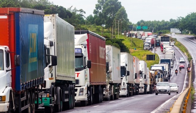 Motoristas cobram cumprimento da tabela de frete
