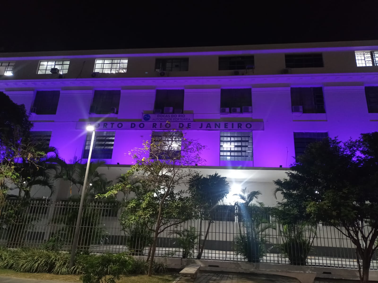 Porto do Rio de Janeiro ilumina fachada em apoio à campanha Outubro Rosa