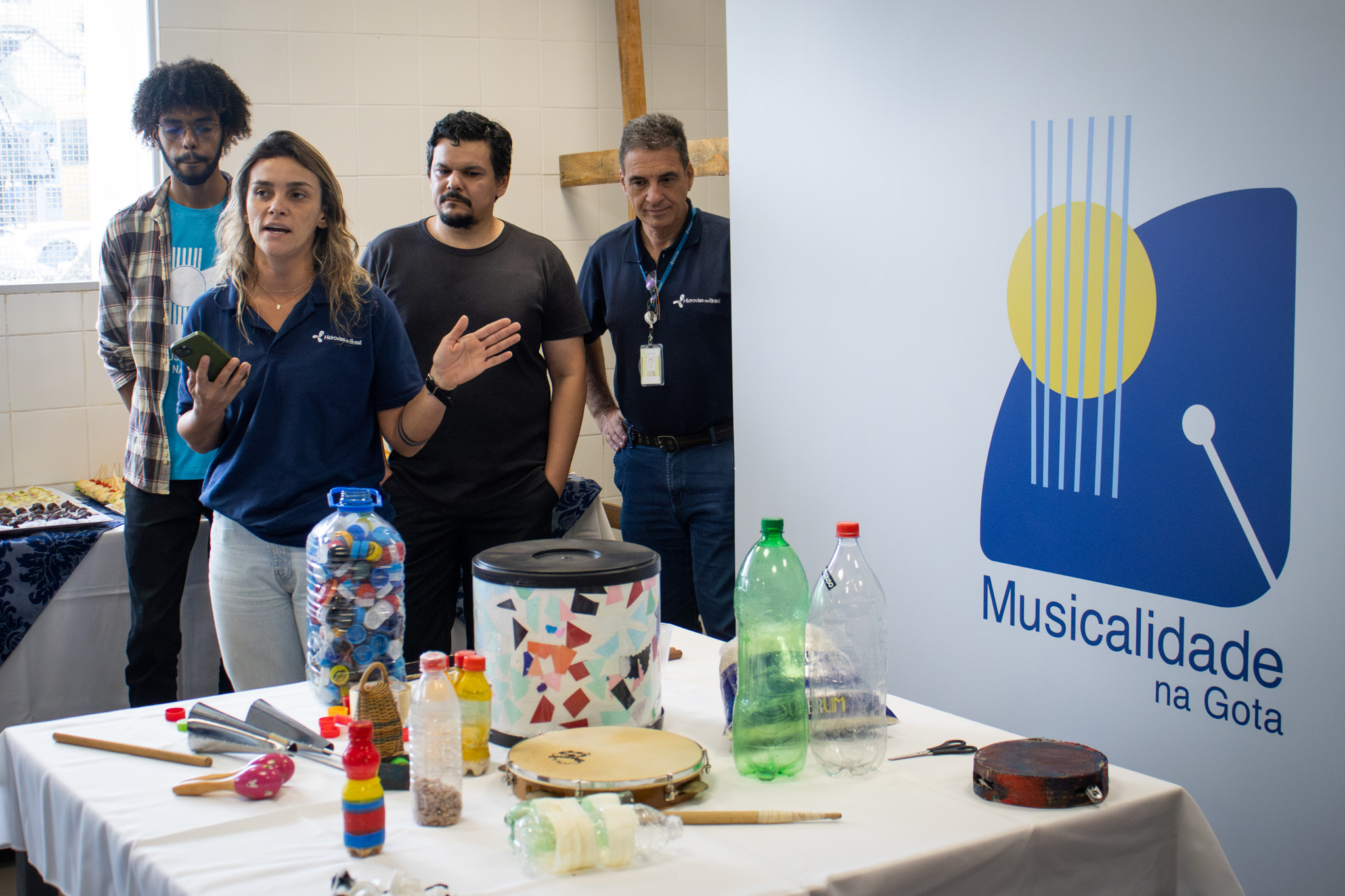 Colaboradores da Hidrovias do Brasil confeccionam instrumentos musicais recicláveis para jovens de Santos
