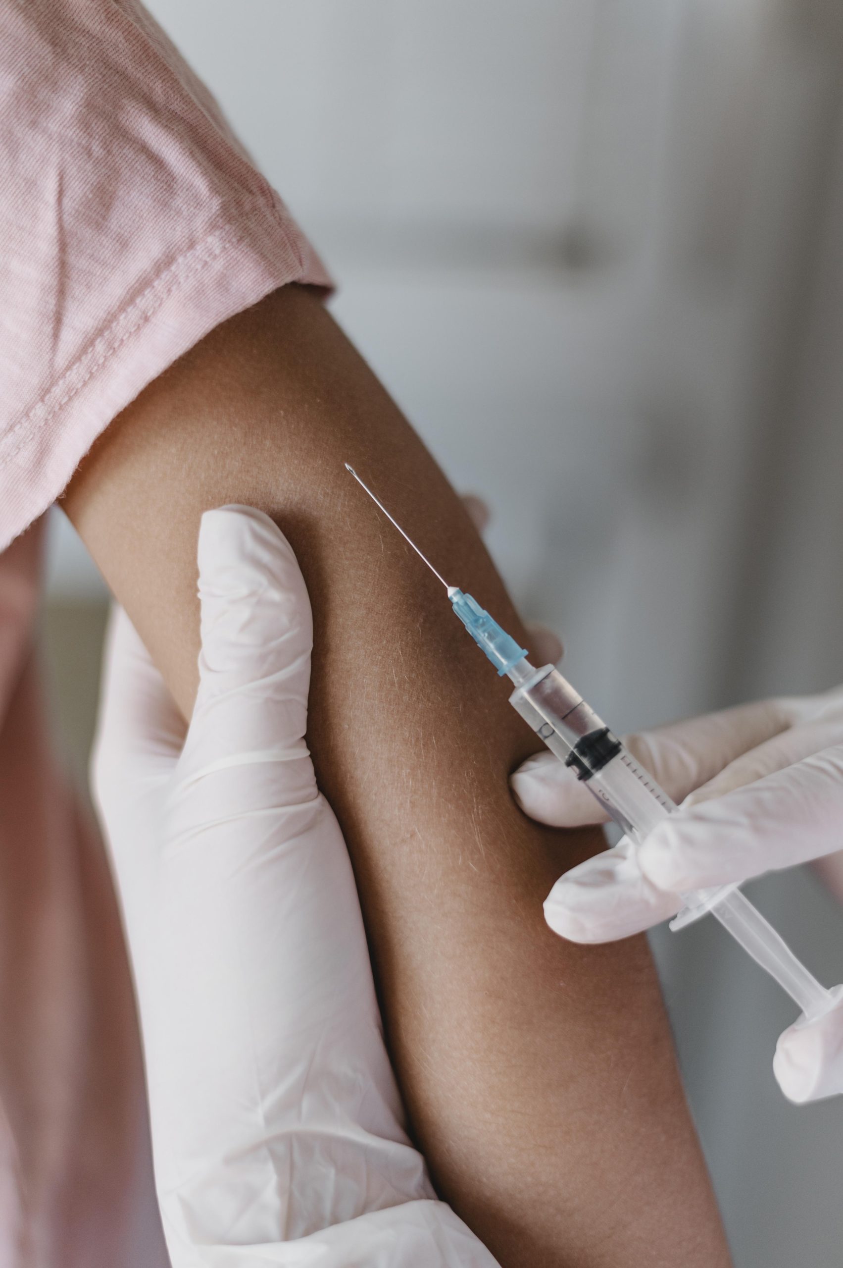 Ministério da Saúde atualiza vacinação contra Covid em 2025; veja o que muda