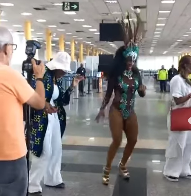 Passageiros estrangeiros de cruzeiros são recebidos com samba e capoeira em Santos