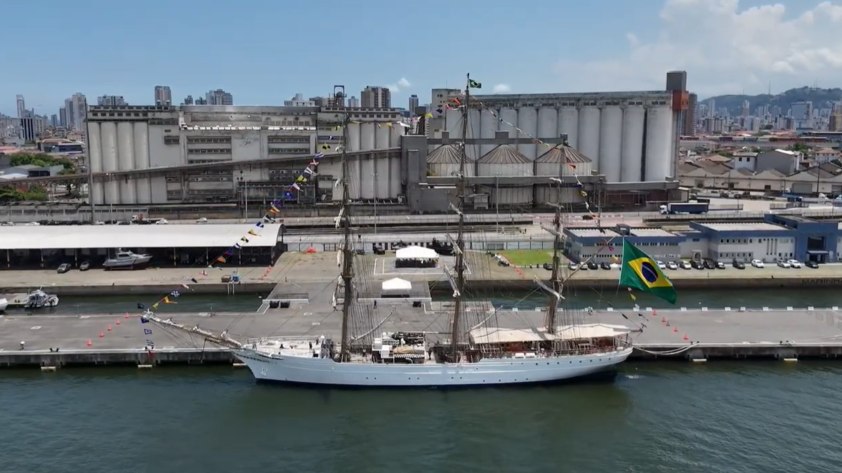 Veleiro Cisne Branco atraca no Porto de Santos