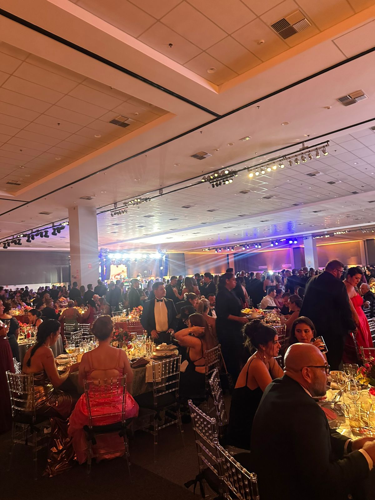 Baile da Cidade de Santos reúne 1,8 mil convidados em torno de causas sociais